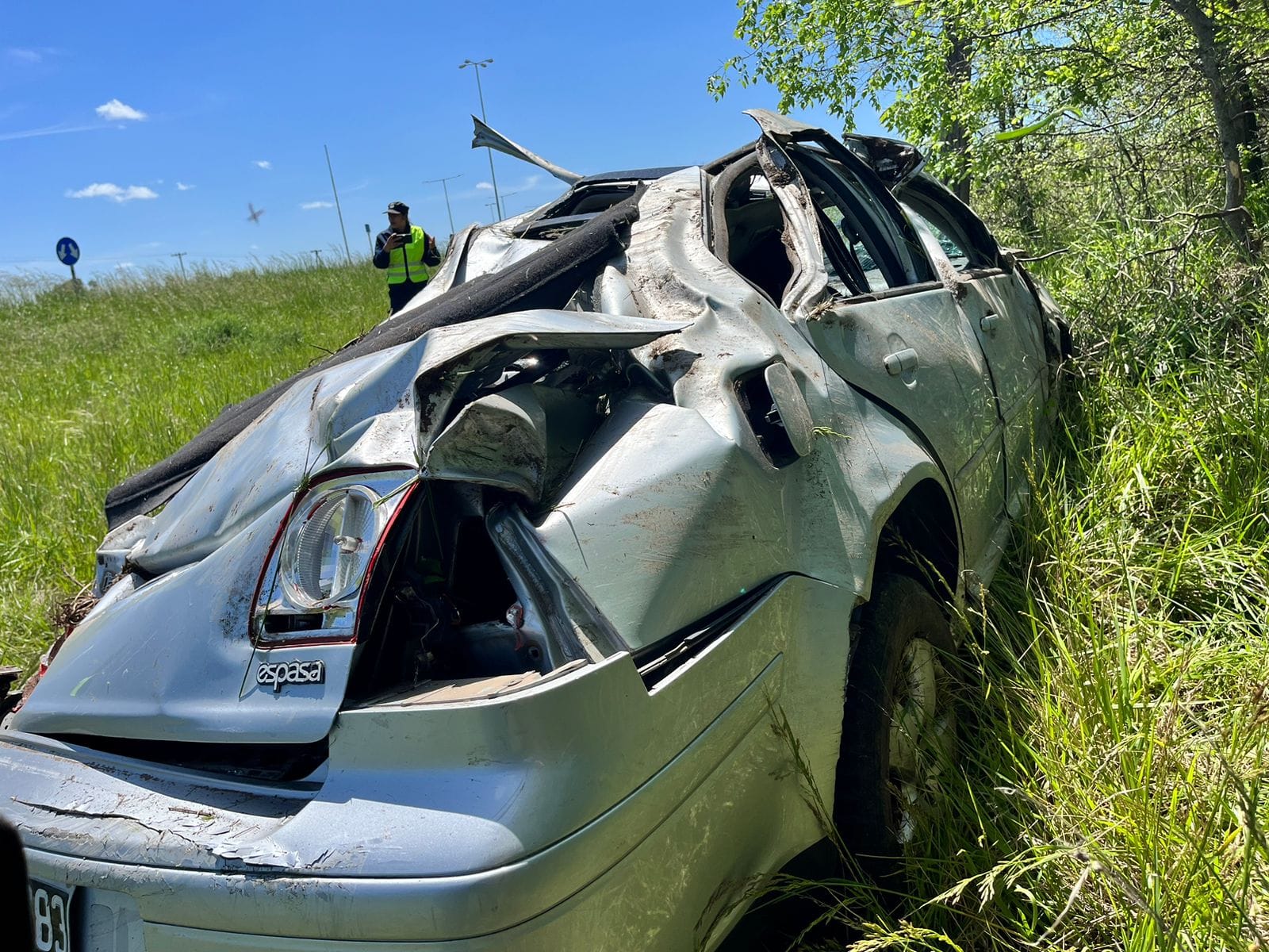 Un automóvil despistó y quedó sobre la zona de préstamo
