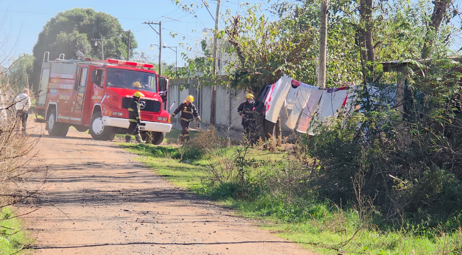 Incendio en una vivienda demandó una ardua tarea de bomberos.