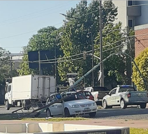 Cayó una columna de alumbrado público sobre un automóvil municipal