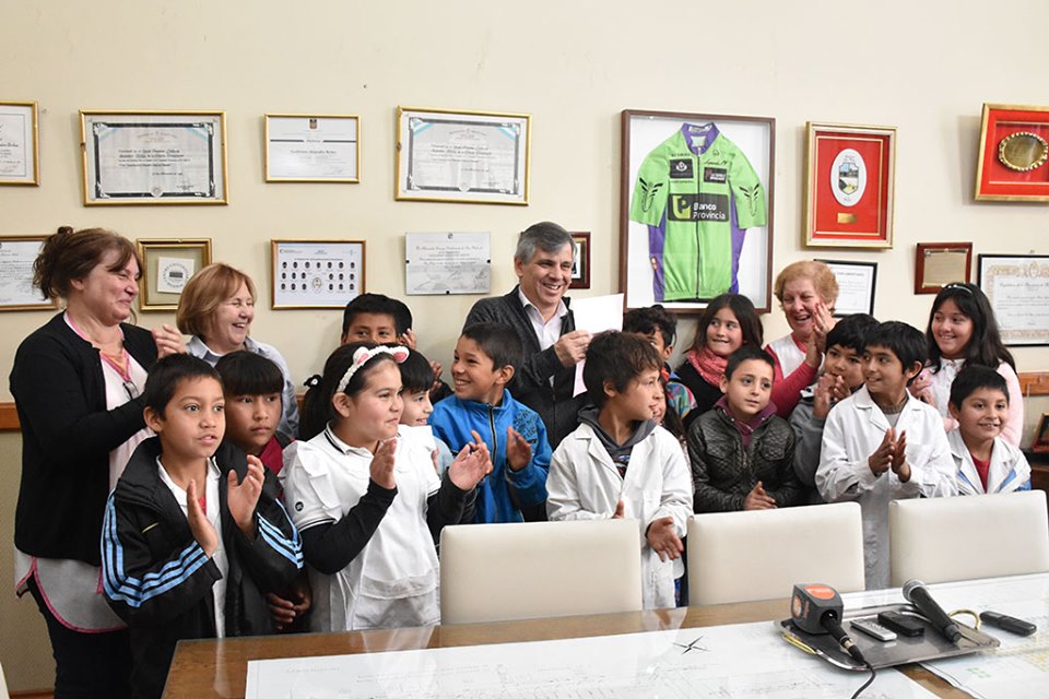 Realizaron la entrega de órdenes de viaje a cinco escuelas de Chivilcoy