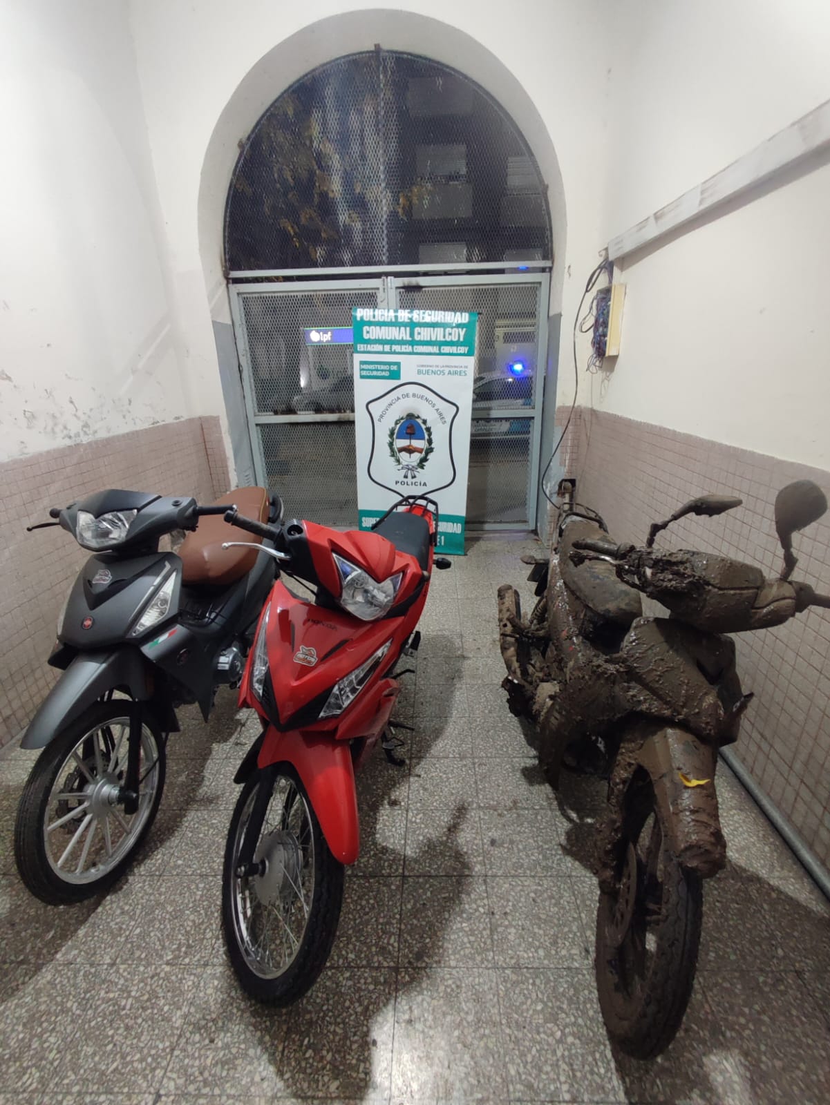 La Policía detuvo a tres menores de edad que habían sustraído tres motocicletas de un local.