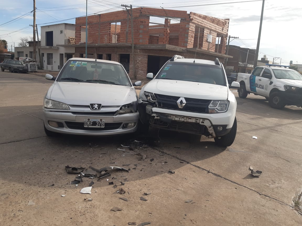Dos automóviles chocaron en Suipacha y Rodríguez, motociclista colisionó contra un acoplado