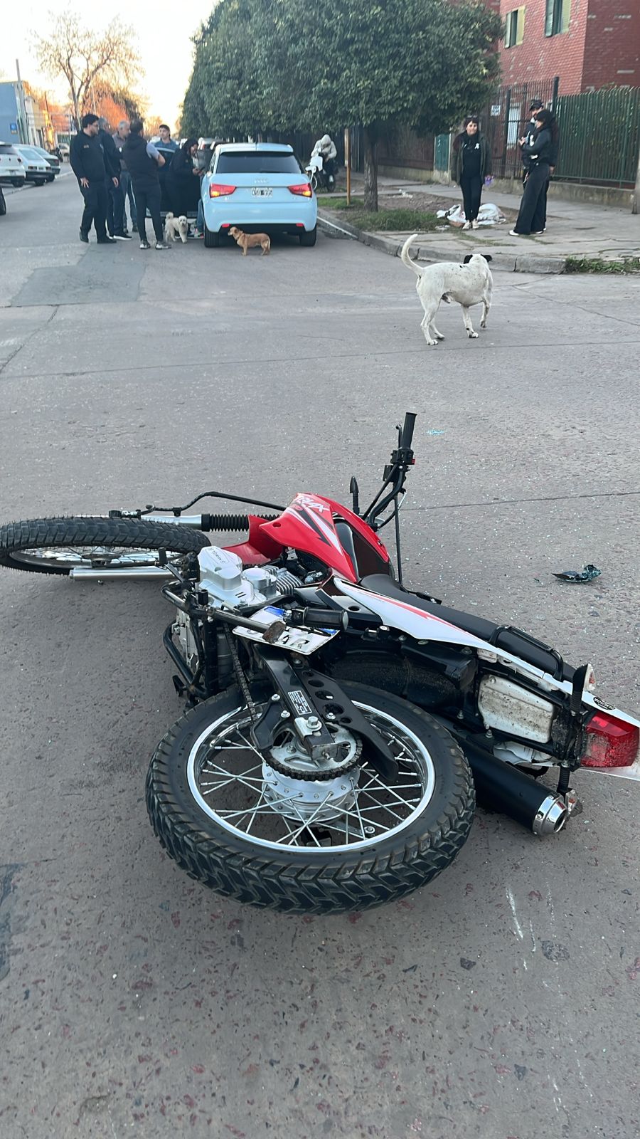 Siniestro vial entre un auto y una moto en Mitre y Manuel López