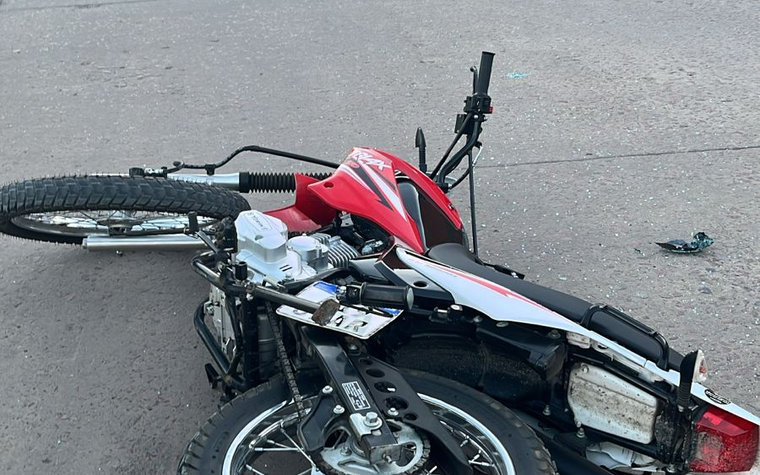 Siniestro vial entre un auto y una moto en Mitre y Manuel López