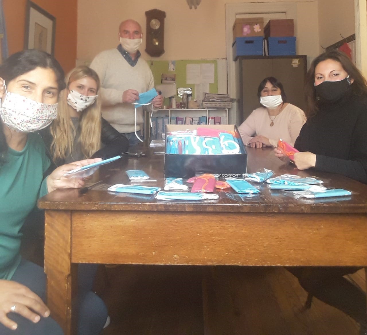 Consejo Escolar
Agradecen a una joven estudiante de odontología la donación de tapabocas