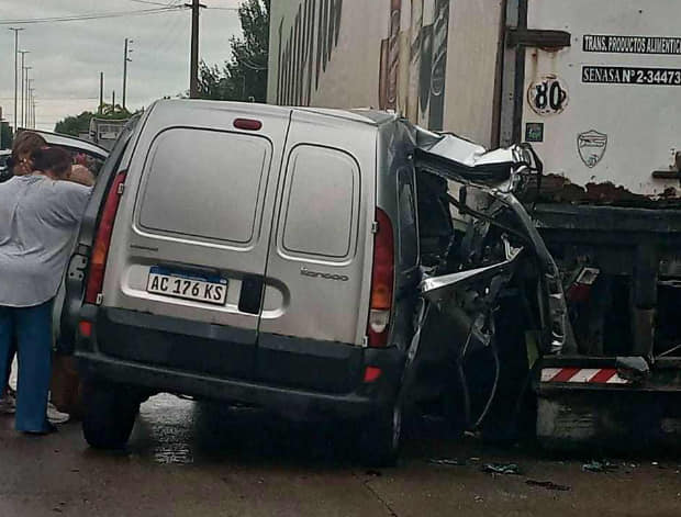 El conductor de una Renault Kangoo colisionó contra el acoplado de un camión, quedó atrapado y fue rescatado por los Bomberos.