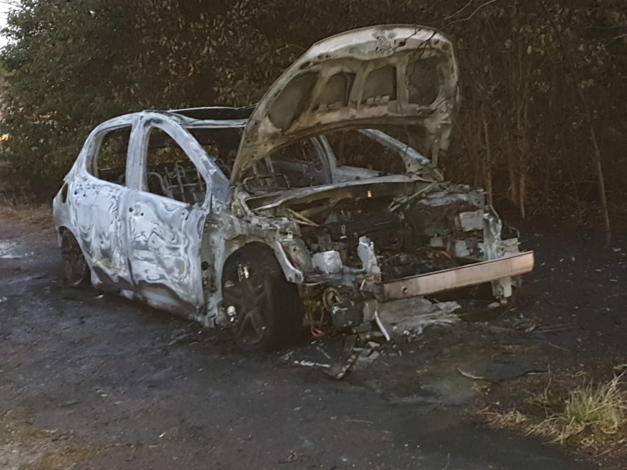Delincuentes se hicieron pasar por policías, ingresaron a un domicilio y sustrajeron dinero .