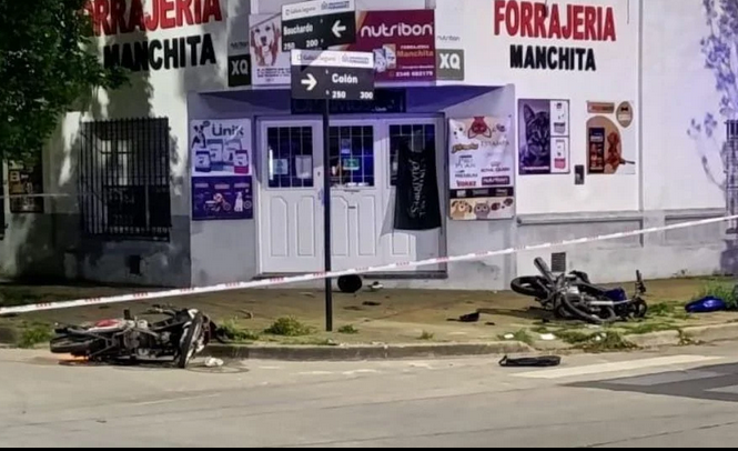 Falleció un motociclista a consecuencia de un violento choque entre motos.