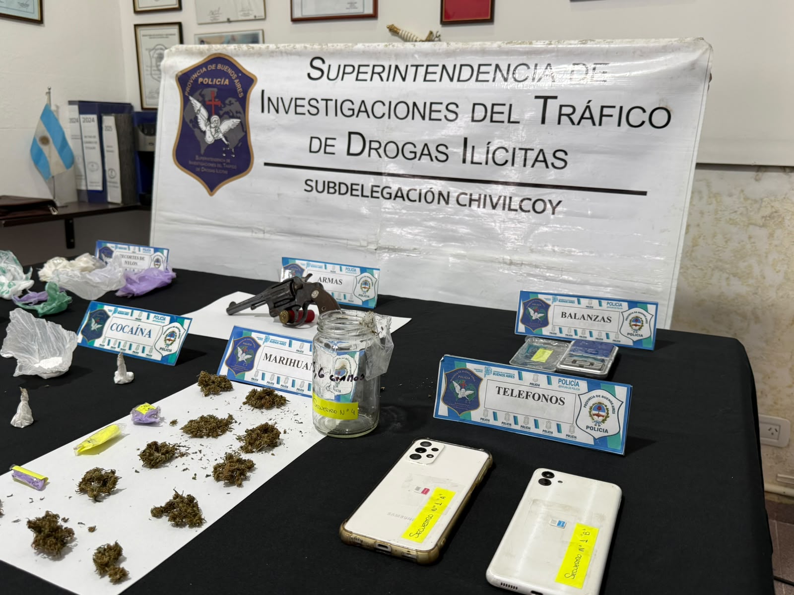 Allanamiento por una causa de drogas: secuestraron cocaína, marihuana y un arma de fuego