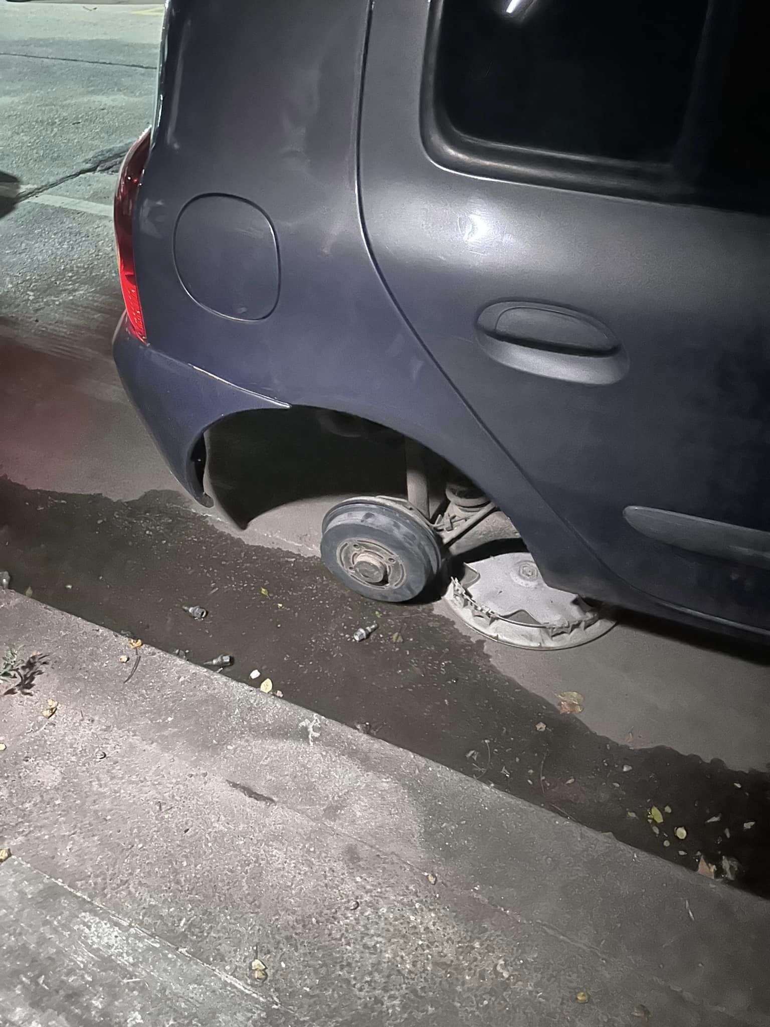 Robaron una rueda de su automóvil, difundió lo ocurrido en redes sociales y horas más tarde pudo recuperarla.