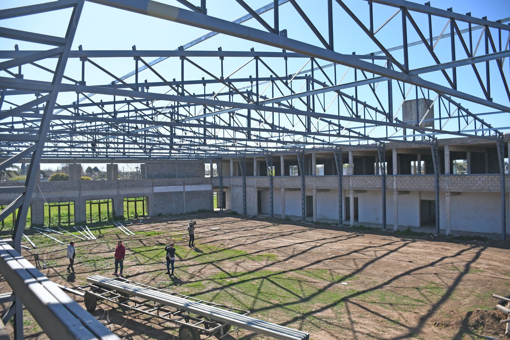 “Estamos en proceso de cumplimentar la cubierta del Polideportivo que es la primera etapa de la obra
