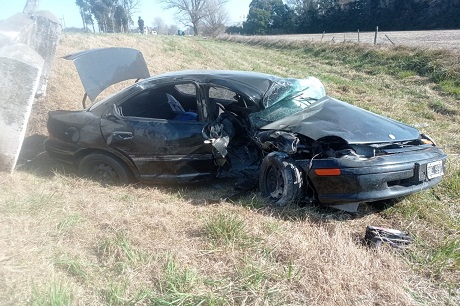El conductor de un vehículo despistó y chocó contra una alcantarilla, sufrió lesiones graves