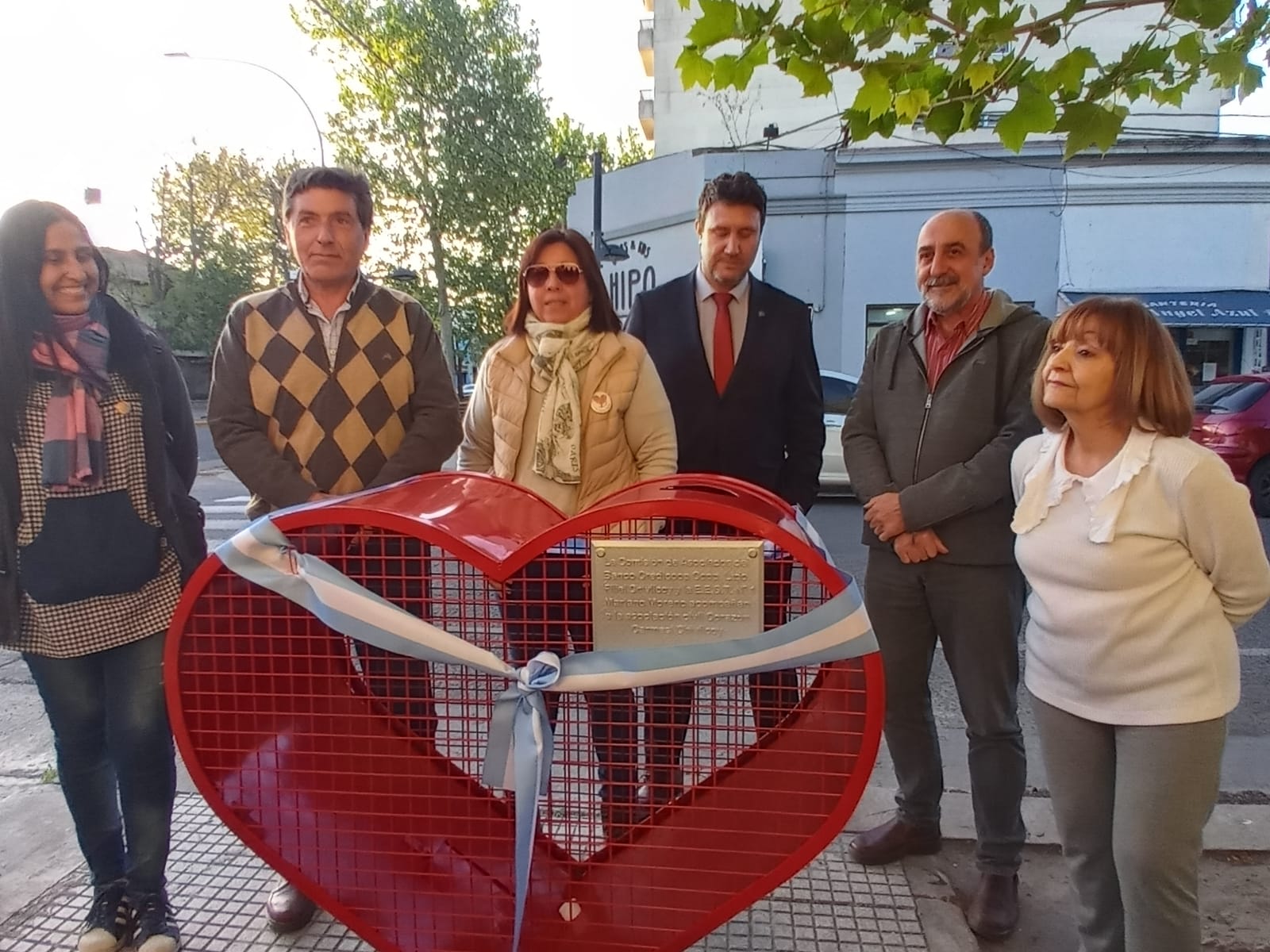 Corazón Carmesí sumo un nuevo ‘Corazón’ de recolección de tapitas en el Banco Credicoop