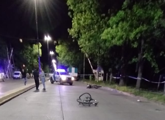 Grave choque entre una moto y una bicicleta en la Zona Sur
