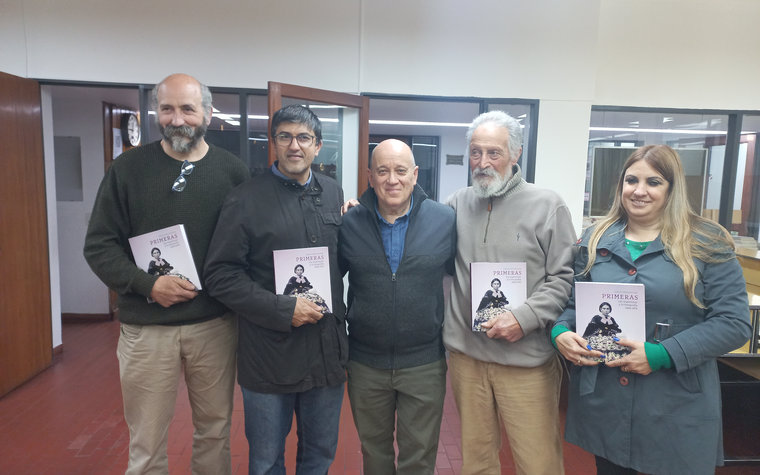 ‘Primeras’ es el cuarto libro de una zaga que me propuse escribir y está básicamente enfocado con las mujeres en su relación con la fotografía en la primerísima etapa desde 1840 hasta 1870”