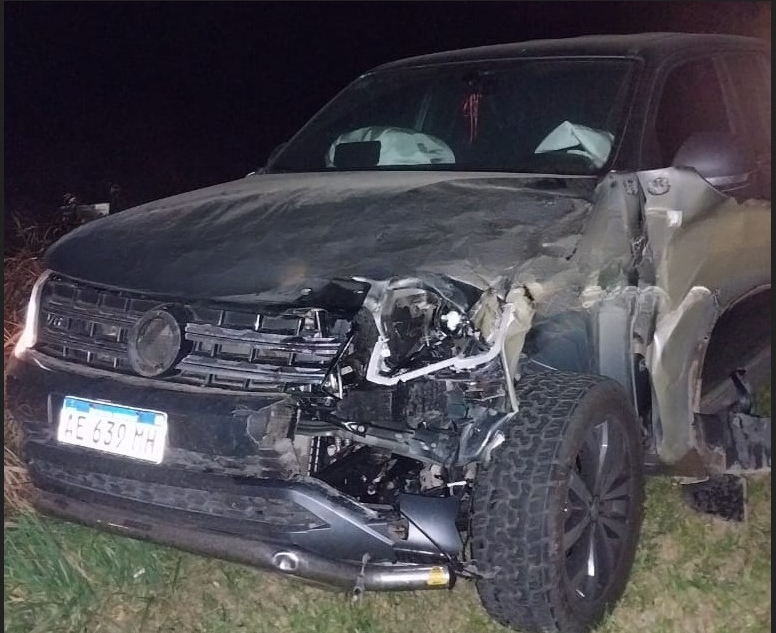 Un camión y una camioneta involucrados en un siniestro vial a consecuencia de vacunas sueltos