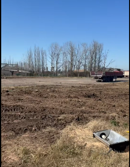 La Libertad Avanza y el oficialismo se cruzaron por la Playa de Estacionamiento para Camiones.