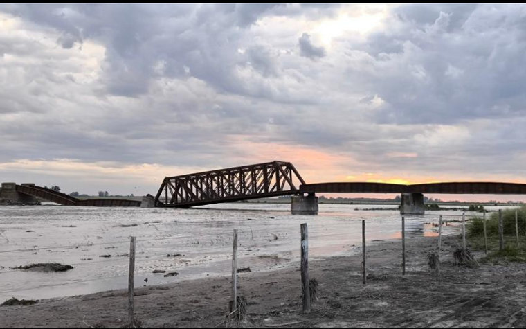 Se derrumbó un puente ferroviario en Chivilcoy y alertan por otro en la Ruta 5