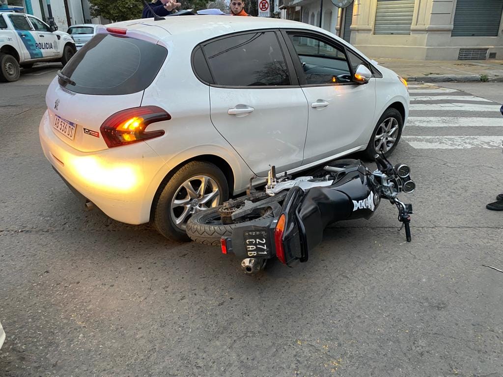Siniestro vial involucró a un automóvil y una motocicleta