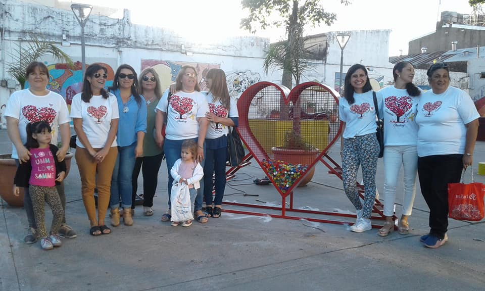 Corazón Carmesí 
Colocaron el primer corazón para juntar tapitas “la idea es poner uno en cada plaza