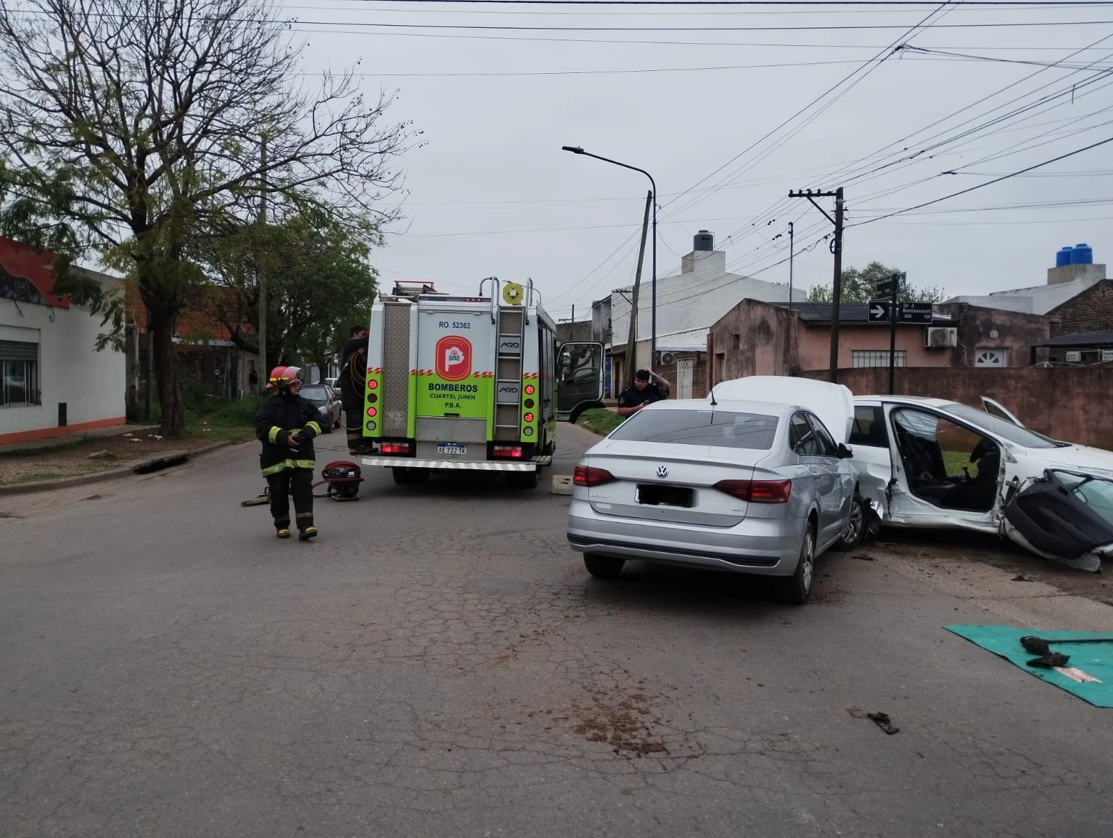 Chacabuco: rescataron a una conductora atrapada tras un choque entre dos autos