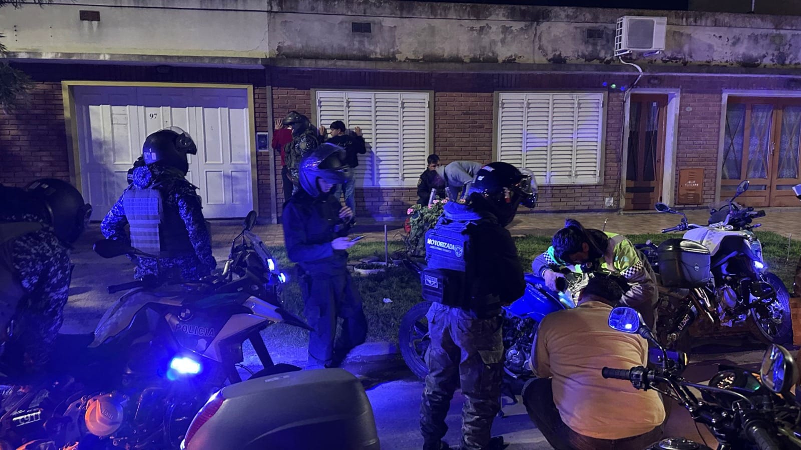 Operativos de saturación: secuestraron 12 motos y controlaron casi 100 vehículos
