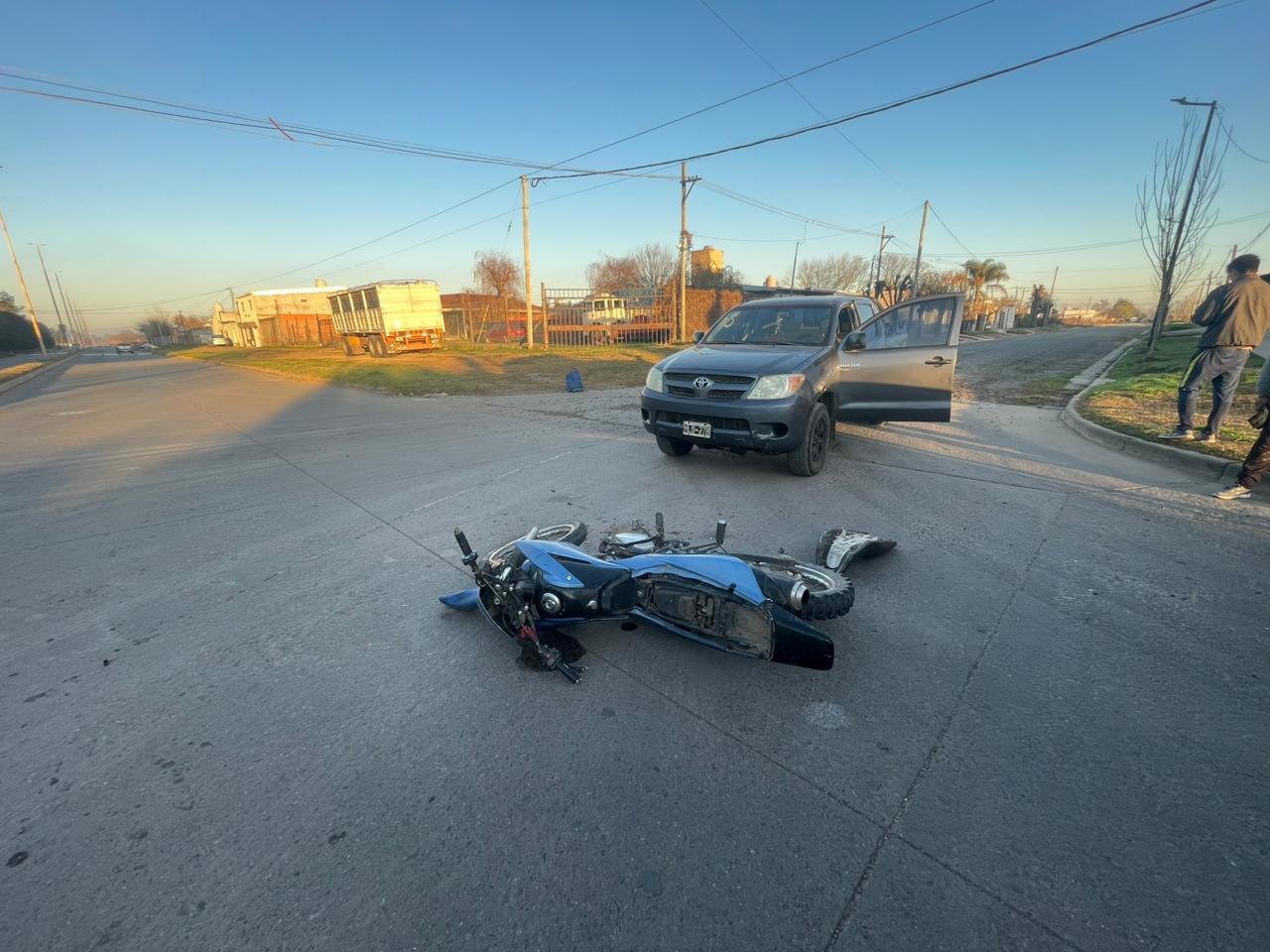 Una camioneta y una moto colisionaron en avenida Avellaneda