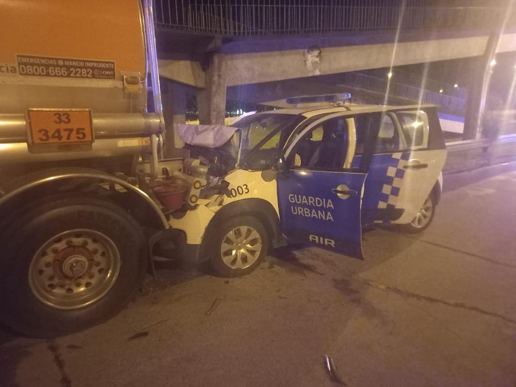 Un móvil de Guardia Urbana chocó contra la parte trasera de un camión