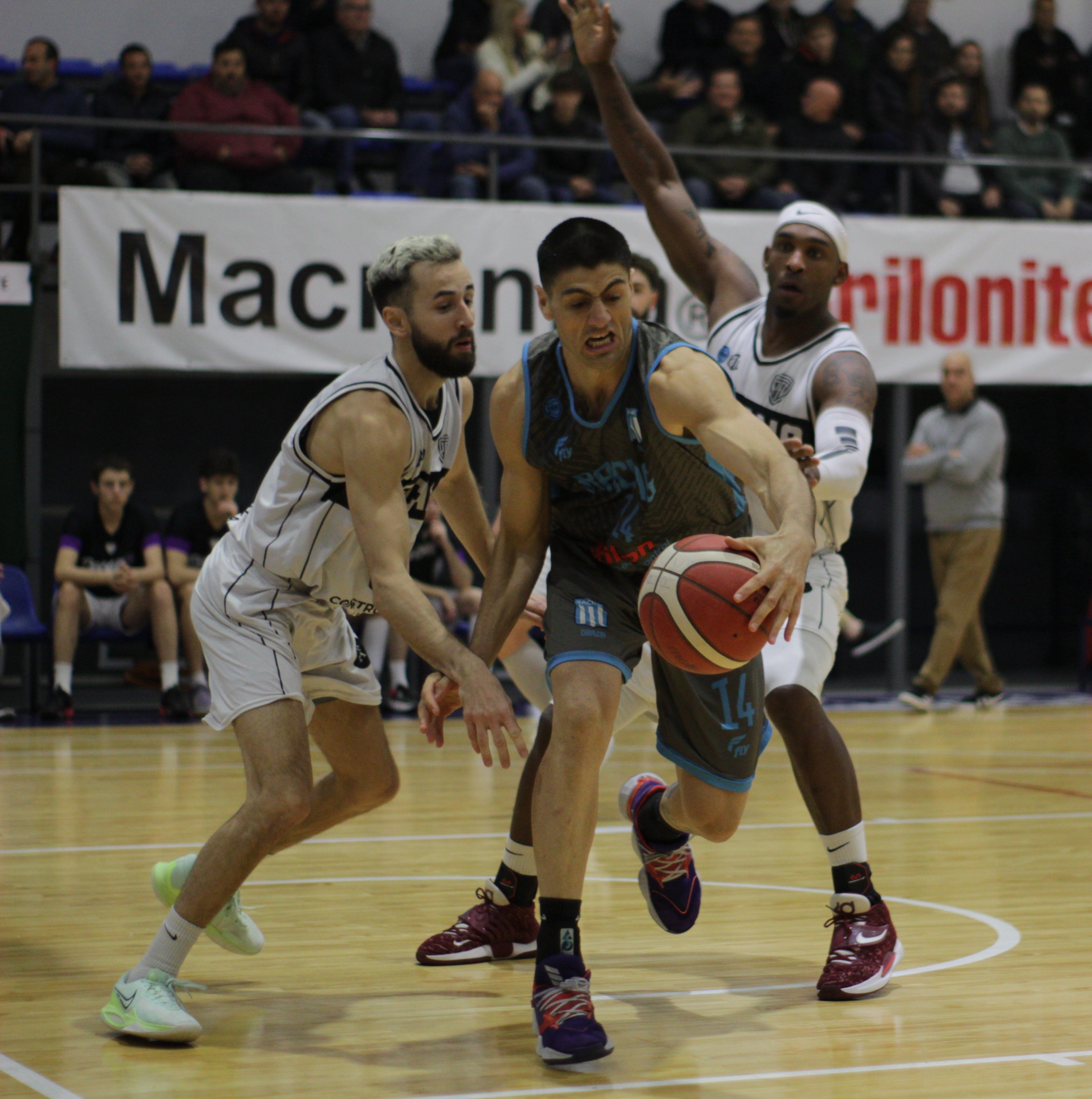 Racing mostró sus credenciales y abrió la serie con una amplia victoria