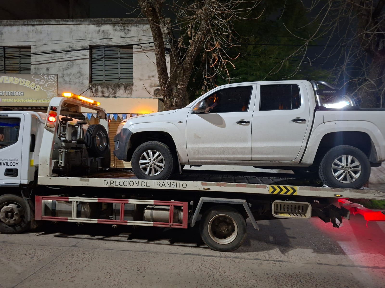 CHOQUE ENTRE UNA MOTO Y UNA CAMIONETA EN AVENIDA MITRE Y CALLE 94
