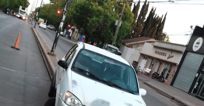 Un automóvil quedó montado al boulevard de la Avenida Mitre.