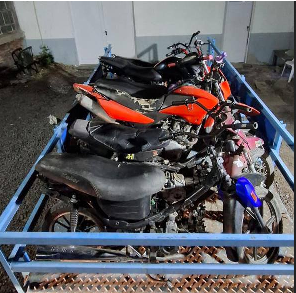 Efectuaron una inspección en un taller de motos donde detectaron vehículos que circulaban en infracción y motocicletas vinculadas a picadas clandestinas.