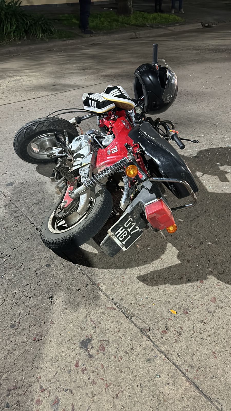 Un joven motociclista en grave estado al colisionar con un automóvil