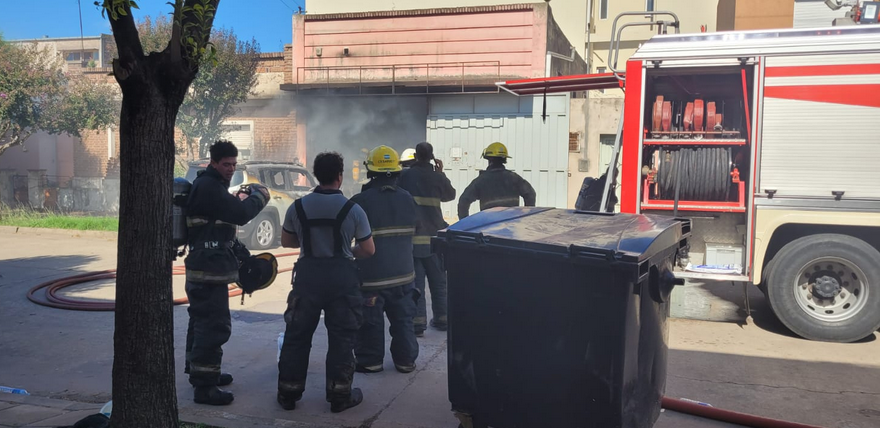 Voraz incendio en un galpón destruyendo todo el material que había en su interior, incluyendo un automóvil.