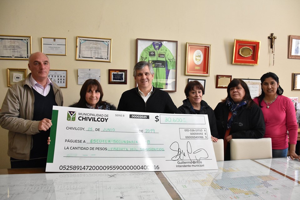 Fondo Educativo
Entrega de cheques para las Escuelas Normal y N° 43 por un total de $1.371.606, y de