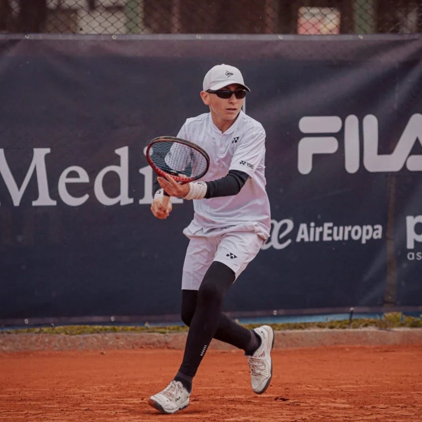 Máximo Cataldi arrancó ganando en Singles y en Dobles en el Mundial de República Checa.