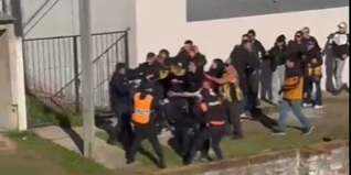 Incidentes en el ingreso al partido entre Colón y Varela: dos aprehendidos y policías lesionados