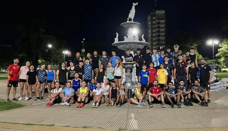 En el centro de la ciudad, Independiente comenzó su pretemporada 24° y esta noche continuará en la Plaza Mitre