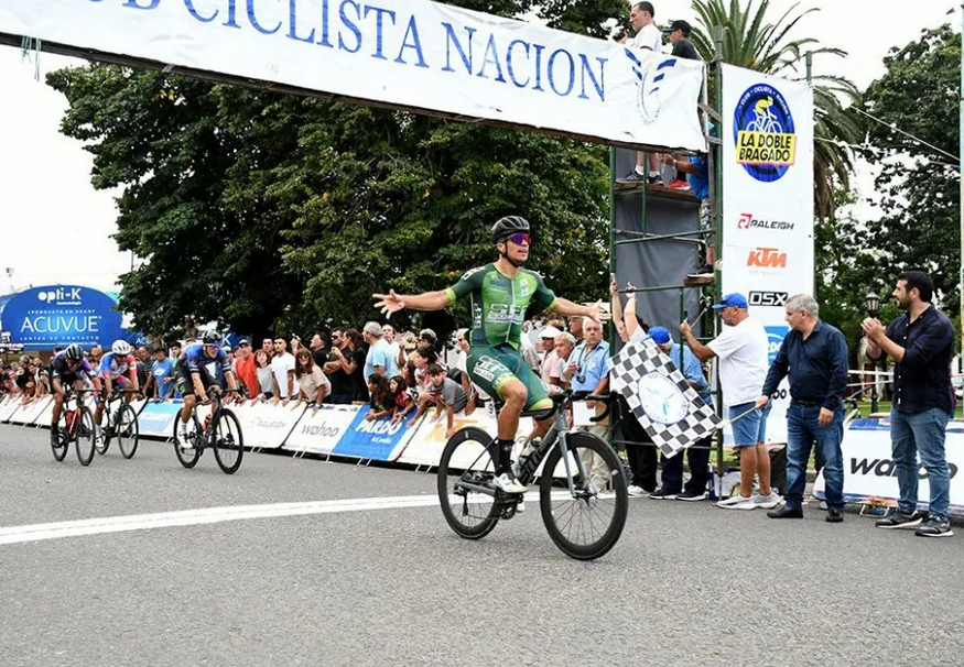 El sanjuanino Leonardo Cobarrubia, del SEP, se impuso en la etapa 1 en el circuito de Chivilcoy, en el comienzo de la 88 edición de la Doble Bragado 2025.