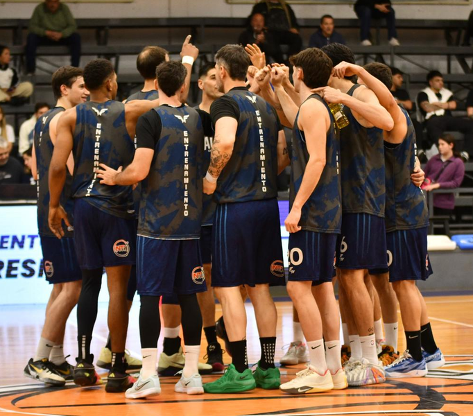 Racing y Argentino ofrecieron una noche de básquet de primer nivel en 9 de Julio