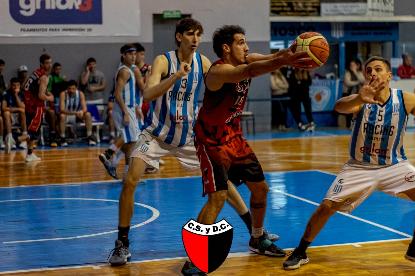 Colón y Racing Club en el salto inicial de la definición de Primera División.