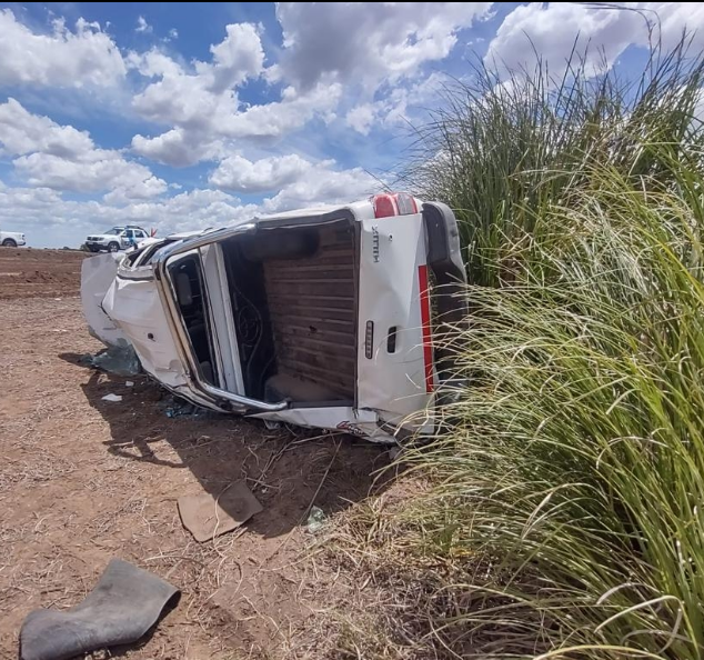 Conductor perdió el control de su camioneta, despistó y volcó