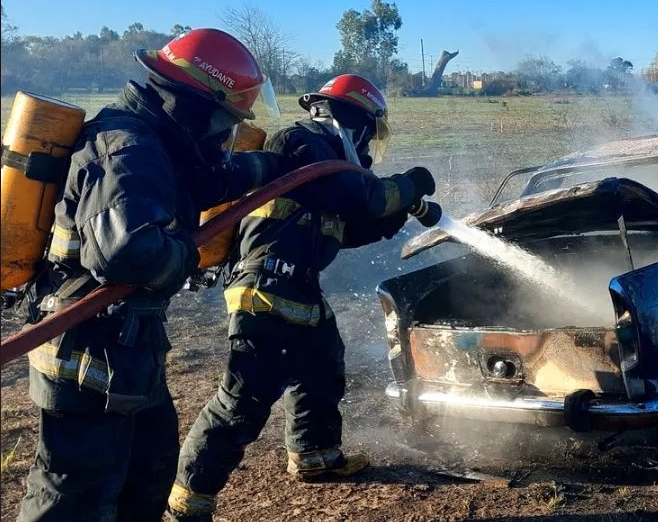 Salidas por incendios vehiculares y varias dotaciones concurrieron al siniestro en una cava