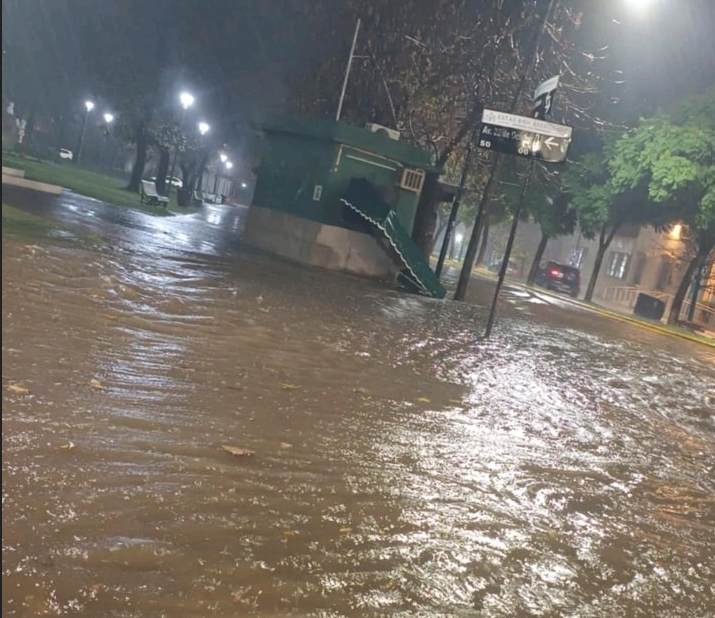 Calles inundadas en la ciudad producto de una intensa y sostenida lluvia.
