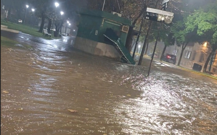 Calles inundadas en la ciudad producto de una intensa y sostenida lluvia.