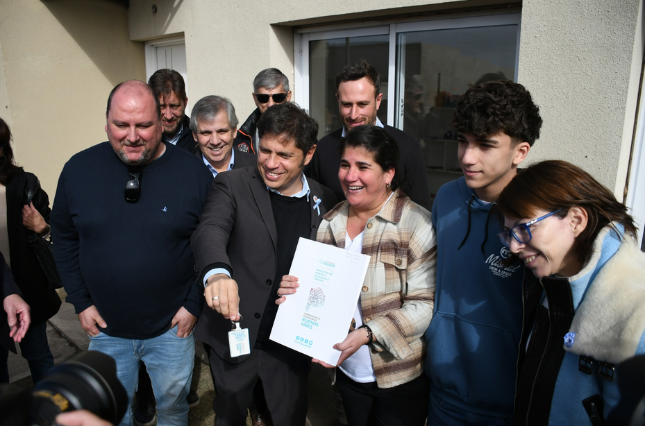 El gobernador entregó viviendas y escrituras a familias de Chivilcoy, también puso en funcionamiento nuevos móviles policiales.