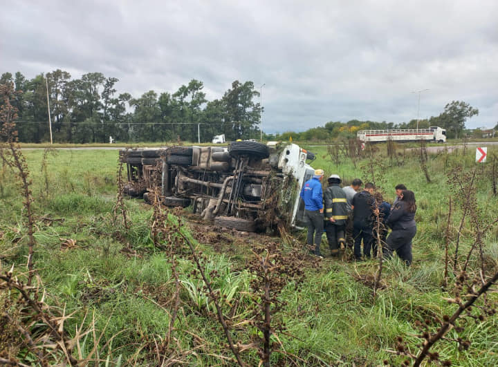 Un camión, con dos ocupantes, volcó en la intersección de Ruta Nacional Nº 5 y Ruta Provincial Nº 51.