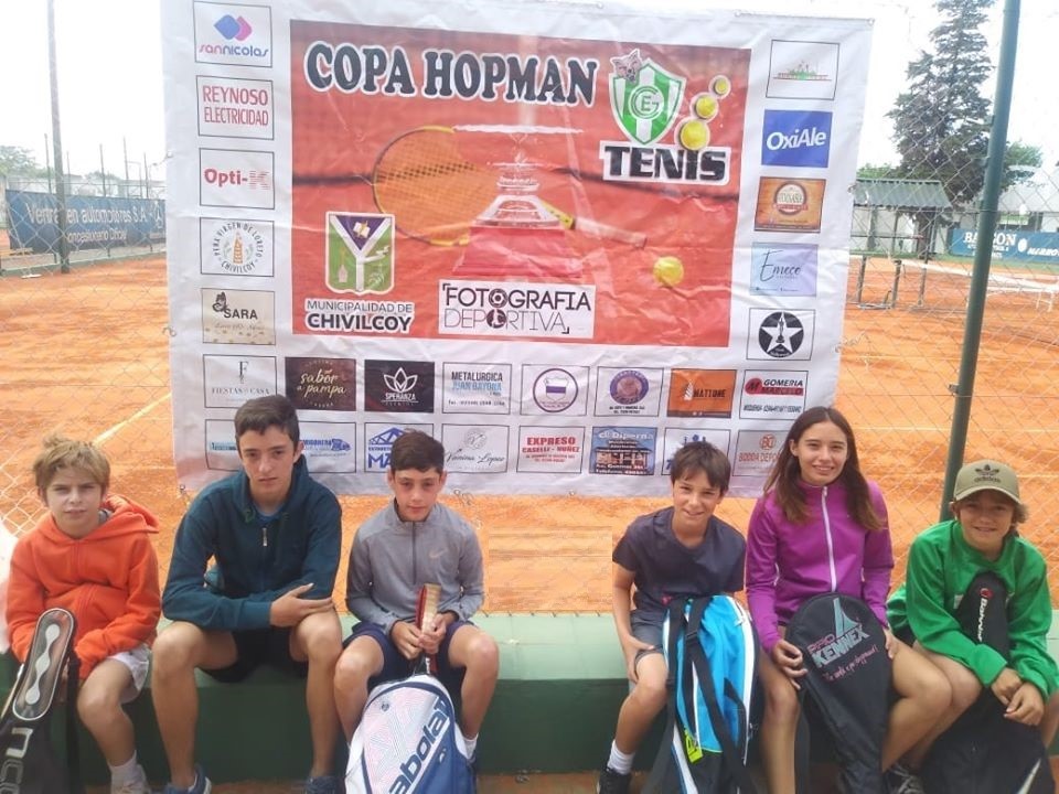 Tenis
El equipo integrado por Zucchi Roger, Larrea y Bastiani se quedó con la “Copa Hopman Jr.”