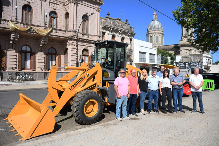 Presentaron una pala cargadora para la Dirección de Pavimento y un tractor con desmalezadora