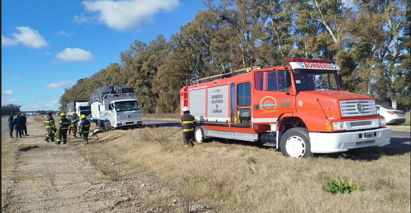 Incendio en el turbo motor de un camión que circulaba cargado con mercadería